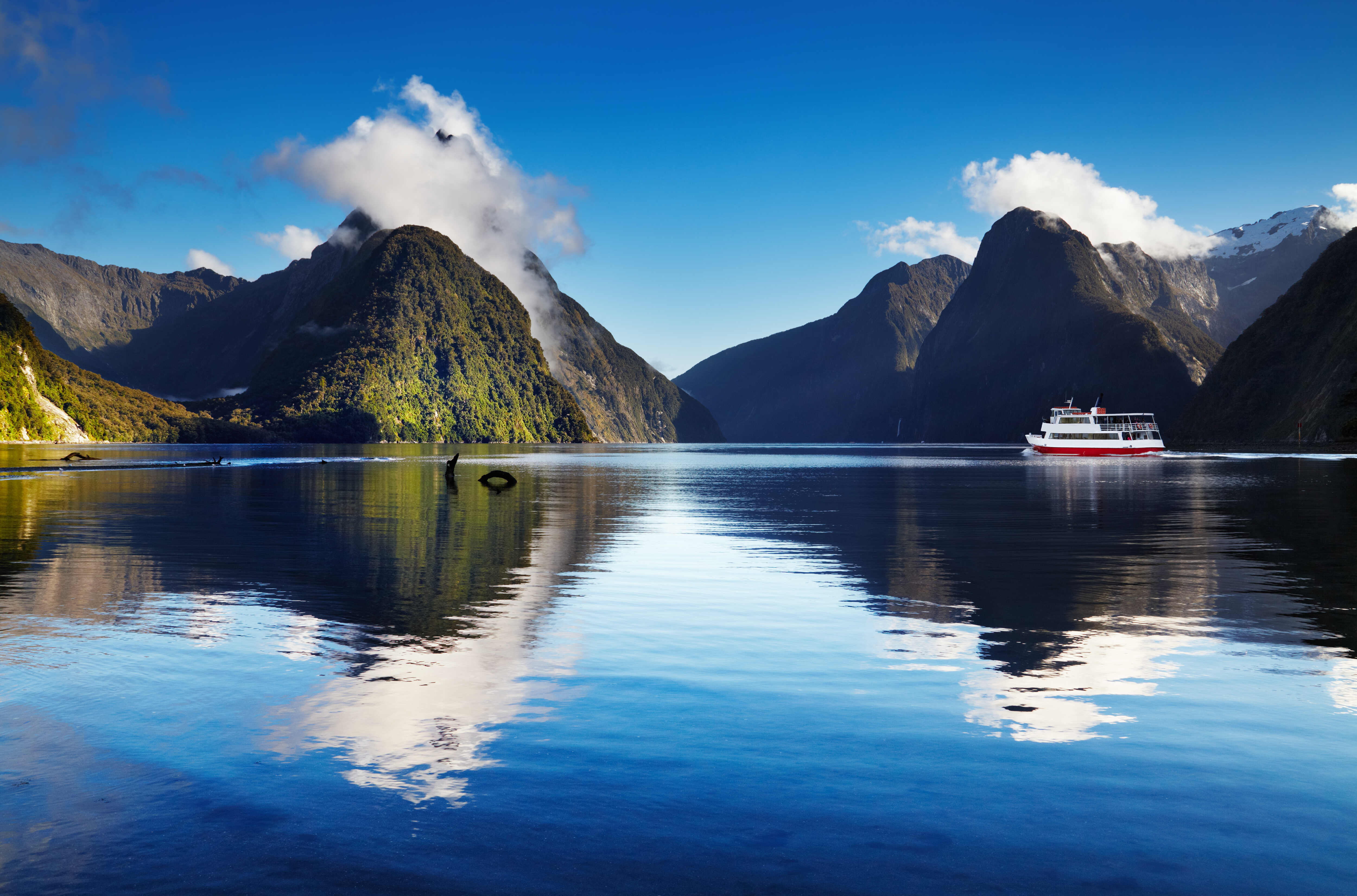Milford Sound with boat dreamstime_xxl_40624353 (2).jpg